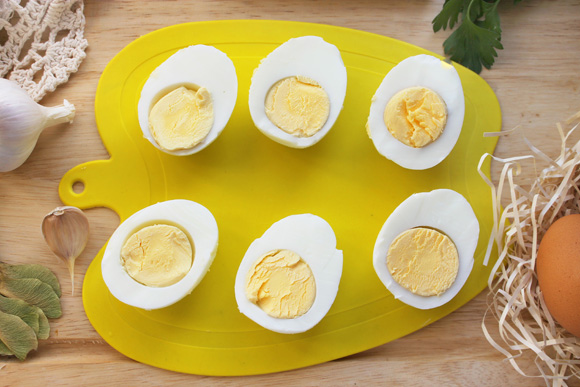 яйца фаршированные свеклой и чесноком рецепт фото 4